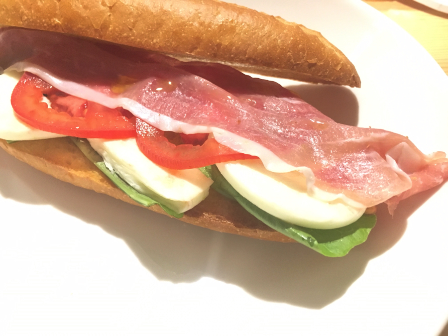 パニーニランキング2位　生ハムとモッツアレラ/トマト | 【ドッグカフェ】絶品！amatoの人気メニューランキング！：amato VOL.2