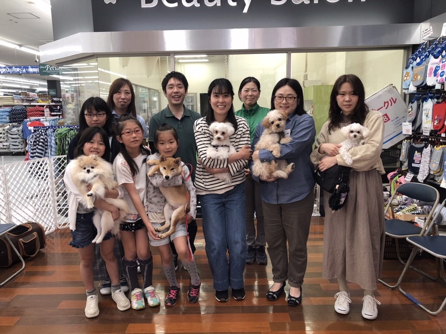 成長期のこの時期犬種も様々なお友達との教室は、犬の社会勉強にとても役立ちます。 | 【しつけ教室第4回目開催】マルワン✖︎アニコム合同イベント！：港北NT店開催レポート！